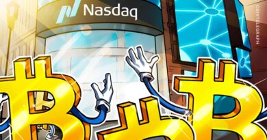 What happens to Bitcoin if the Nasdaq falls further?